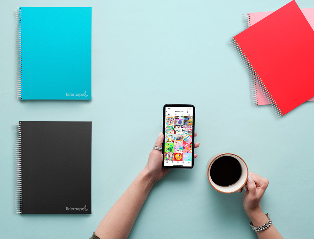 CADERNO ESPIRAL LIDERPAPEL DIN A5 JOLLY CAPA FORRADA 140 F 75 GR PAUTADO 5 BANDAS DE CORES 6 FUROS CORES SORTIDAS
