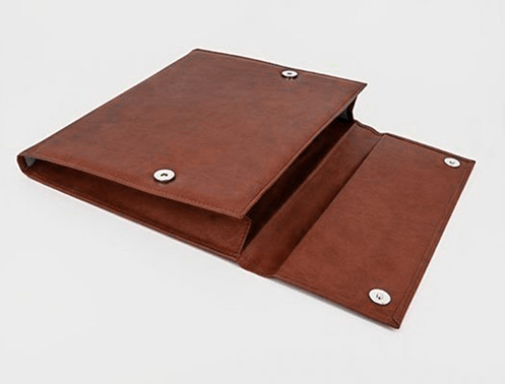 PASTA PORTA DOCUMENTOS ARTESANIA PELE SEMTETICA COM DUPLO FECHO DE IMAN COR COURO 260X235X35 MM