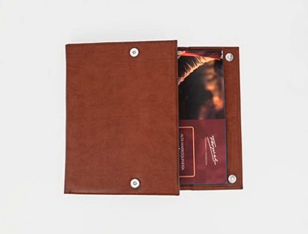 PASTA PORTA DOCUMENTOS ARTESANIA PELE SEMTETICA COM DUPLO FECHO DE IMAN COR COURO 260X235X35 MM