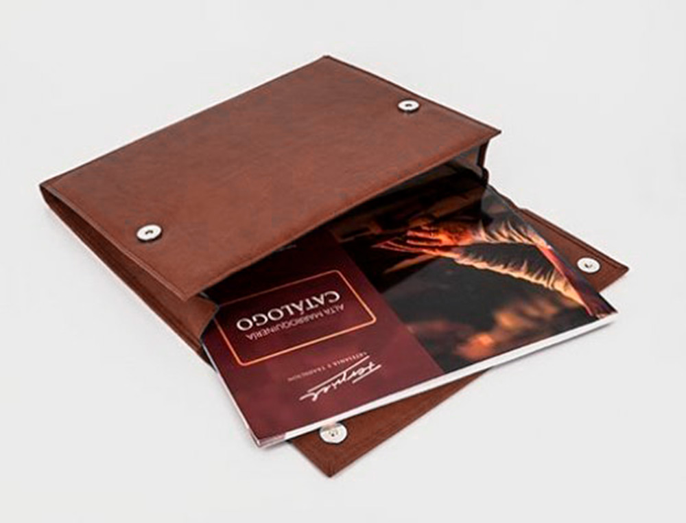 PASTA PORTA DOCUMENTOS ARTESANIA PELE SEMTETICA COM DUPLO FECHO DE IMAN COR COURO 260X235X35 MM