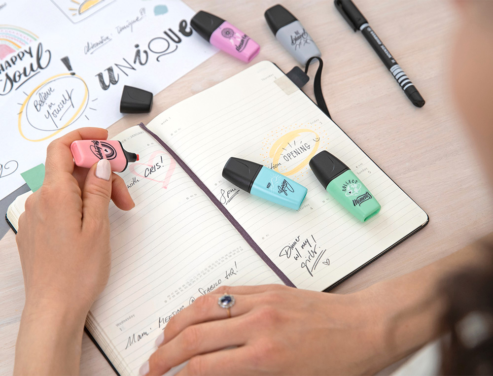 MARCADOR FLUORESCENTE STABILO BOSS MINI PASTEL LOVE ESTOJO DE 3 UNIDADES FUCSIA/LARANJA/CINZA