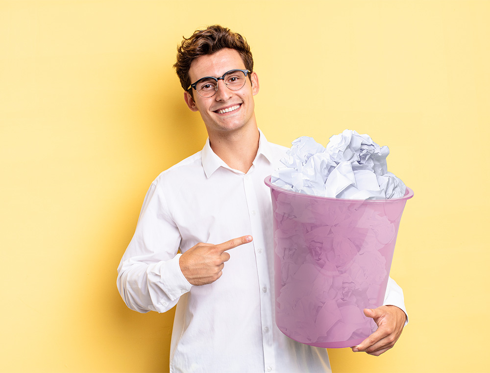 CESTO DE PAPEIS EM PLASTICO LIDERPAPEL ECOUSE 100% RECICLADO ROSA TRANSLUCIDO 13 LITROS 275X285 MM