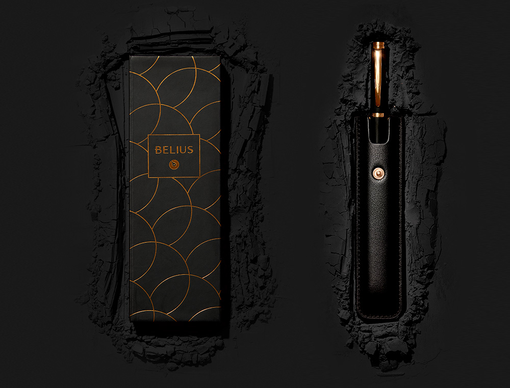 ESFEROGRAFICA BELIUS PASSION DOR ALUMINIO TEXTURA ESCOVADO DESENHO PRETO E DOURADO TINTA AZUL CAIXA DESIGN