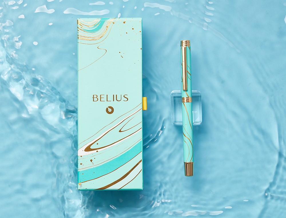 ESFEROGRAFICA BELIUS AQUA ALUMINIO DESENHO TURQUESA E DOURADO TINTA AZUL CAIXA DESIGN