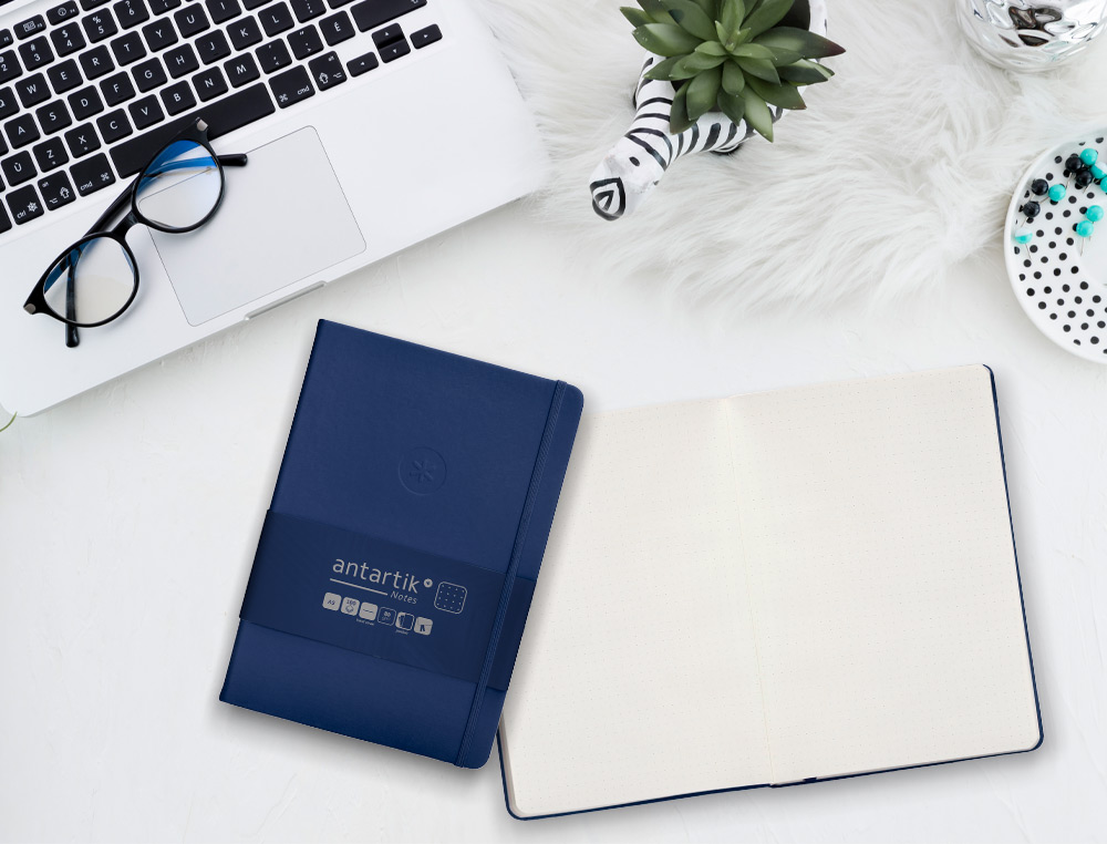 CADERNO COM ELASTICO ANTARTIK NOTES CAPA DURA A5 PONTILHADO AZUL MARINHO 100 FOLHAS 80 GR FSC