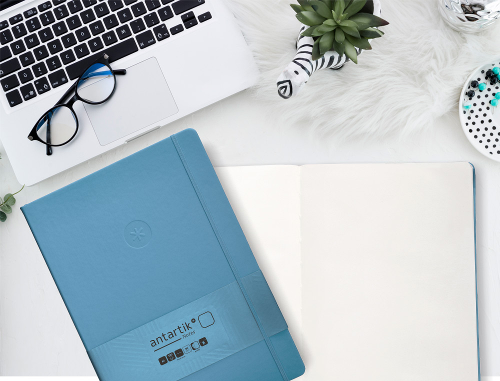CADERNO COM ELASTICO ANTARTIK NOTES CAPA DURA A4 LISO AZUL CLARO 100 FOLHAS 80 GR FSC