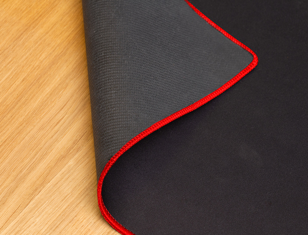 TAPETE PARA RATO Q-CONNECT XXL PRETO COM BORDA VERMELHA 900X400 MM