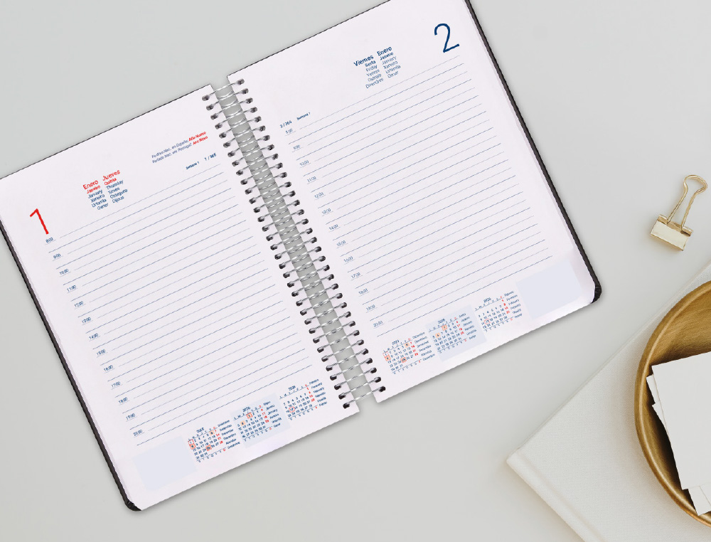 AGENDA ESPIRAL LIDERPAPEL SYROS 15X21 2026 DIA PAGINA VERDE MILITAR PAPEL 60 GR FSC